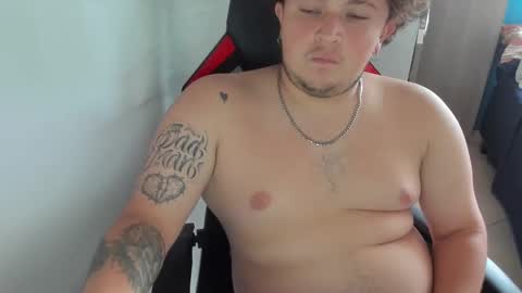 Snapshot of onewhiteboichub chatting on 10.26.25 Andres INDEPENDENT MODEL online show from 10.26.25