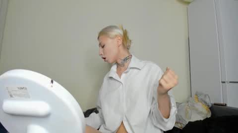 Snapshot of only_iva21 chatting on 11.11.25 Iva online show from 11.11.25