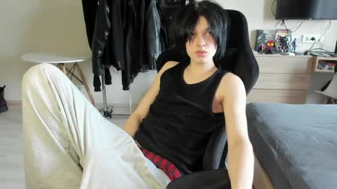 Snapshot of opiunarium chatting on 04.27.26 Bella and John online show from 04.27.26