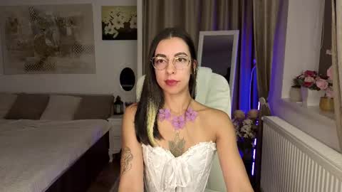 Snapshot of orchidessa chatting on 10.07.25 Eve Voss online show from 10.07.25