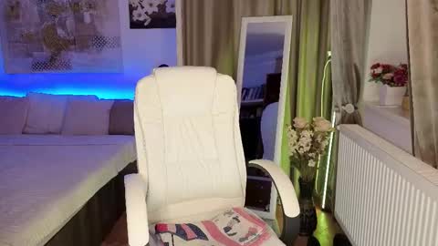 Snapshot of orchidessa chatting on 11.21.25 Eve Voss online show from 11.21.25