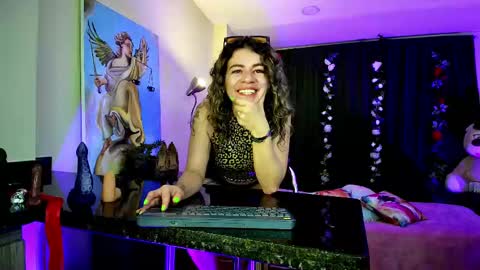 Snapshot of oriana_thomson2 chatting on 02.10.25 Oriana online show from 02.10.25