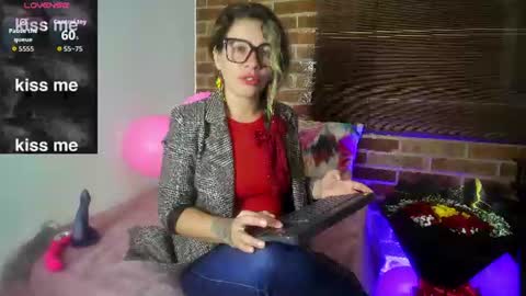 Snapshot of oriana_thomson2 chatting on 06.23.26 Oriana online show from 06.23.26