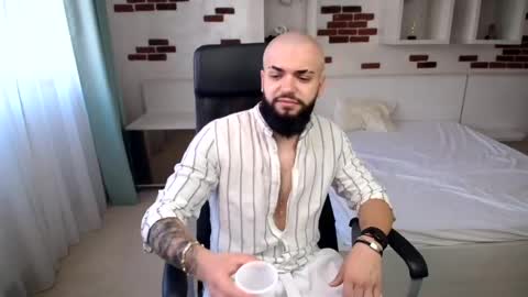Snapshot of oscarwills chatting on 05.24.26 OscarWills online show from 05.24.26