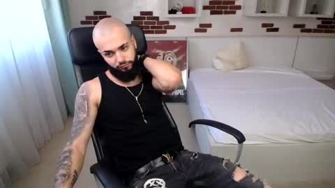 Snapshot of oscarwills chatting on 05.25.26 OscarWills online show from 05.25.26