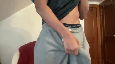 Snapshot of outofhisleague_ chatting on 10.05.25 outofhisleague_ online show from 10.05.25