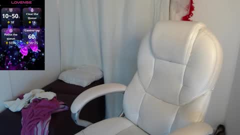 Snapshot of paiper_halliwey chatting on 11.30.25 paiper online show from 11.30.25