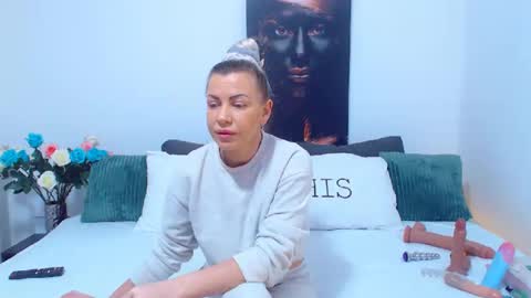 PAMEL ISSY online show from 01.11.25