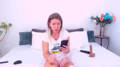 Snapshot of pamela_issy chatting on 04.24.26 PAMEL ISSY online show from 04.24.26