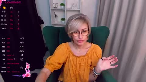 Snapshot of pamellamurphy chatting on 11.10.25 pamellamurphy online show from 11.10.25