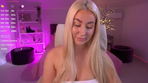 Snapshot of paolamola chatting on 04.30.26 Lia online show from 04.30.26