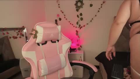 Snapshot of paprik_ chatting on 11.22.25 Paprika online show from 11.22.25