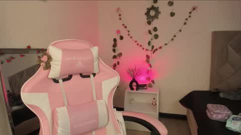 Snapshot of paprik_ chatting on 11.23.25 Paprika online show from 11.23.25