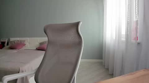 Snapshot of paradi_se chatting on 10.21.25 Melena online show from 10.21.25