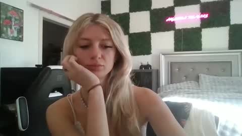 Snapshot of parisbaby2000 chatting on 03.10.26 parisbaby2000 online show from 03.10.26