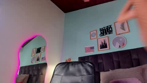 Snapshot of parisfox_ chatting on 01.09.25 PARIS online show from 01.09.25