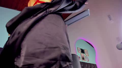 Snapshot of parisfox_ chatting on 01.15.25 PARIS online show from 01.15.25