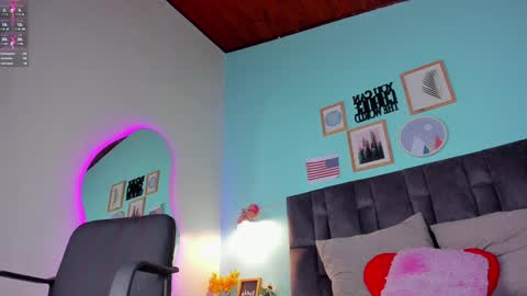 Snapshot of parisfox_ chatting on 01.16.25 PARIS online show from 01.16.25