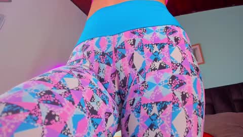 Snapshot of parisfox_ chatting on 01.25.25 PARIS online show from 01.25.25