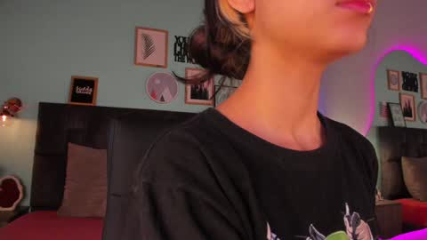 Snapshot of parisfox_ chatting on 01.30.25 PARIS online show from 01.30.25