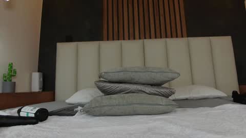 Snapshot of parisfox_ chatting on 02.04.25 PARIS online show from 02.04.25