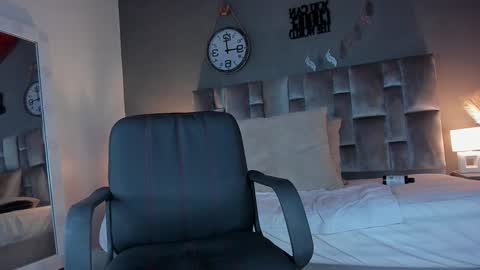 Snapshot of parisfox_ chatting on 02.05.25 PARIS online show from 02.05.25