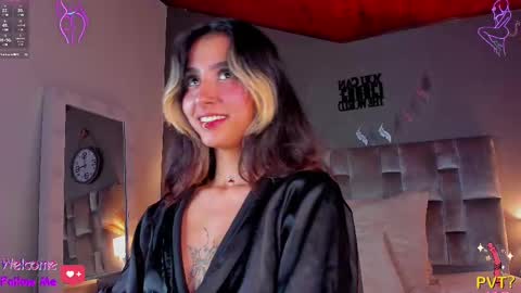 Snapshot of parisfox_ chatting on 02.11.25 PARIS online show from 02.11.25