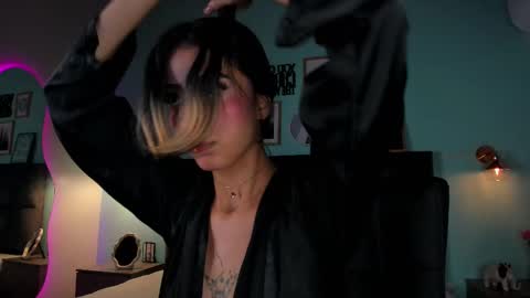 Snapshot of parisfox_ chatting on 02.12.25 PARIS online show from 02.12.25