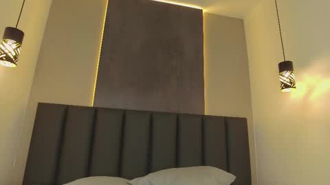 Snapshot of parisfox_ chatting on 02.17.25 PARIS online show from 02.17.25