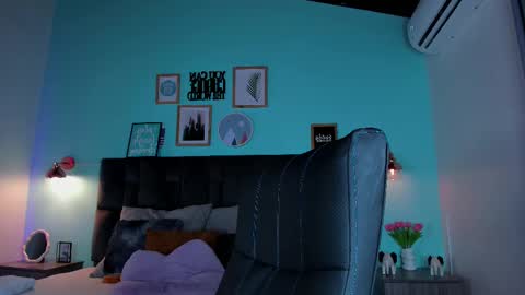 Snapshot of parisfox_ chatting on 03.08.25 PARIS online show from 03.08.25