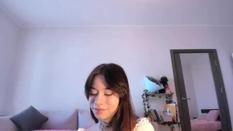 Snapshot of passionate_isabella chatting on 11.18.25 Bella online show from 11.18.25