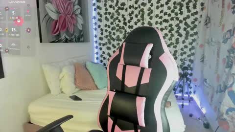 Snapshot of pau_delima__ chatting on 02.15.25 paulina online show from 02.15.25