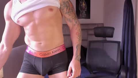 Snapshot of paul_roger chatting on 10.01.25 PAUL ROGER online show from 10.01.25