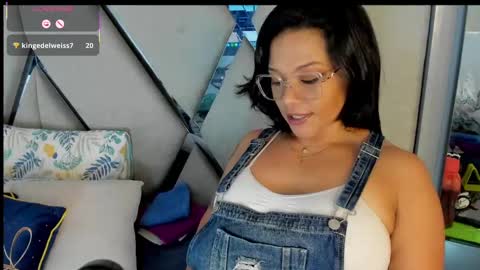 Snapshot of paula_daniela1 chatting on 02.21.25 Paula online show from 02.21.25