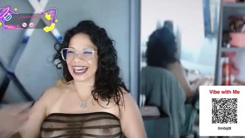 Snapshot of paula_daniela1 chatting on 11.21.25 Paula online show from 11.21.25