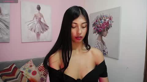 Snapshot of paula_rendon chatting on 12.02.25 Pau online show from 12.02.25