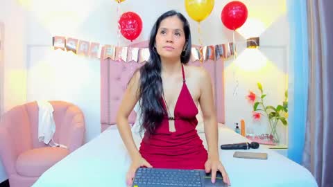 Snapshot of paulinavera chatting on 05.19.26 paulinavera online show from 05.19.26