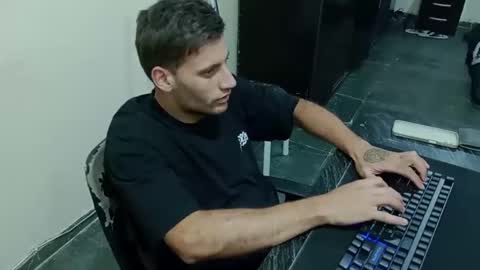 Snapshot of paurrrossa chatting on 10.16.25 PauRosa online show from 10.16.25