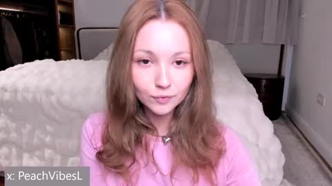 Snapshot of peachvibes chatting on 10.11.25 Lili online show from 10.11.25