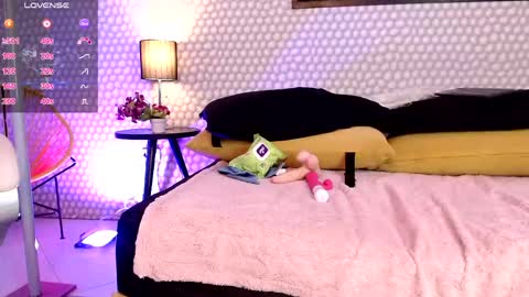 Penelope  Lets get to 100 hands up  online show from 04.24.26