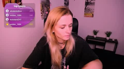 Snapshot of peppymia chatting on 09.26.25 Mia online show from 09.26.25