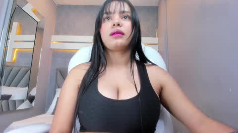 Snapshot of perlaevansx chatting on 02.14.25 PERLA online show from 02.14.25