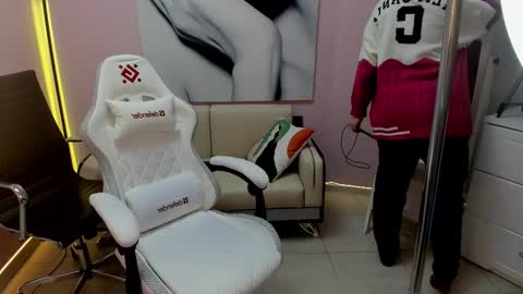 horror flying on the wings of the night.... online show from 12.22.25