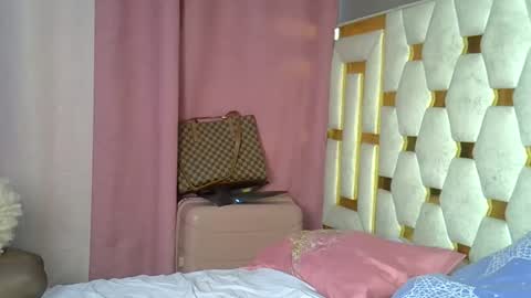 Snapshot of petite_lunar chatting on 11.16.25 Lunar online show from 11.16.25