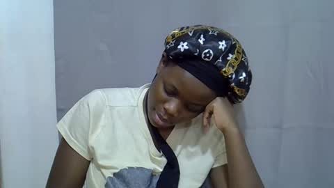 Snapshot of petite_melan chatting on 09.29.25 petite_melan online show from 09.29.25