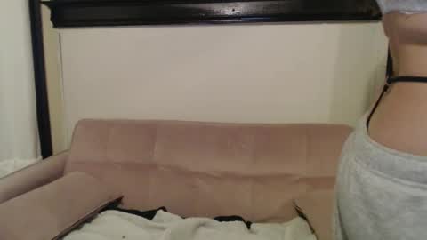 Snapshot of petitegirluvsdick chatting on 01.13.25 Bella online show from 01.13.25