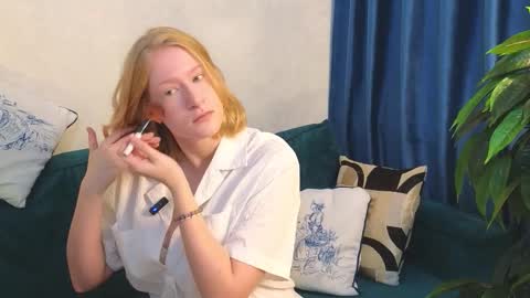 Snapshot of petitelz chatting on 11.15.25 Elza online show from 11.15.25