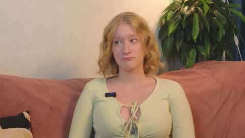 Snapshot of petitelz chatting on 11.28.25 Elza online show from 11.28.25