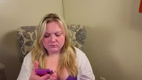 Snapshot of phatassblond chatting on 06.11.26 PhatAssBlond online show from 06.11.26