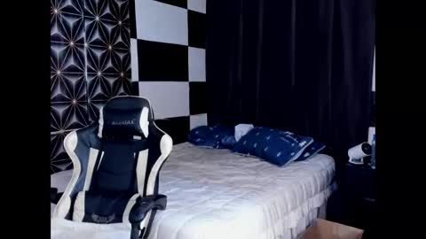 Snapshot of philhotbody chatting on 09.10.25 AJ online show from 09.10.25